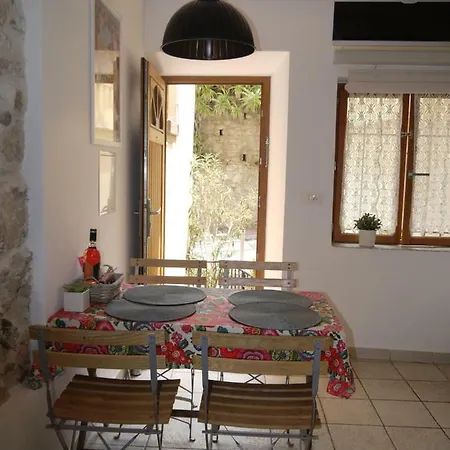 Vieille 2 - La Petite Maison A Safranier, 2 Bedrooms, Max 4 Adults And 2 Kids Apartment