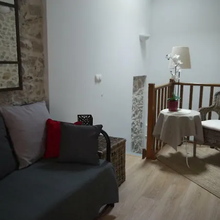 Vieille 2 - La Petite Maison A Safranier, 2 Bedrooms, Max 4 Adults And 2 Kids